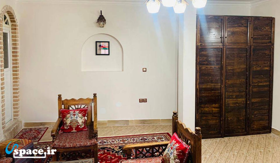نمای داخلی اتاق سعدی - اقامتگاه بوم گردی عمارت کاج - شهرستان ورامین - روستای خاوه